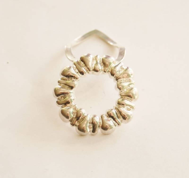 Gemusterter Rundschal-Clip Versilberter Modeschmuck, Made in England Gemusterter Rundschal-Clip Versilberter Modeschmuck, Made in England von RetroroxJewellery