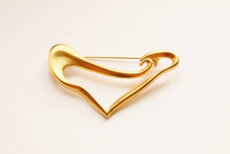 Abstrakte Brosche Matt Gold 90S Statement Schmuck, Made in Uk von RetroroxJewellery