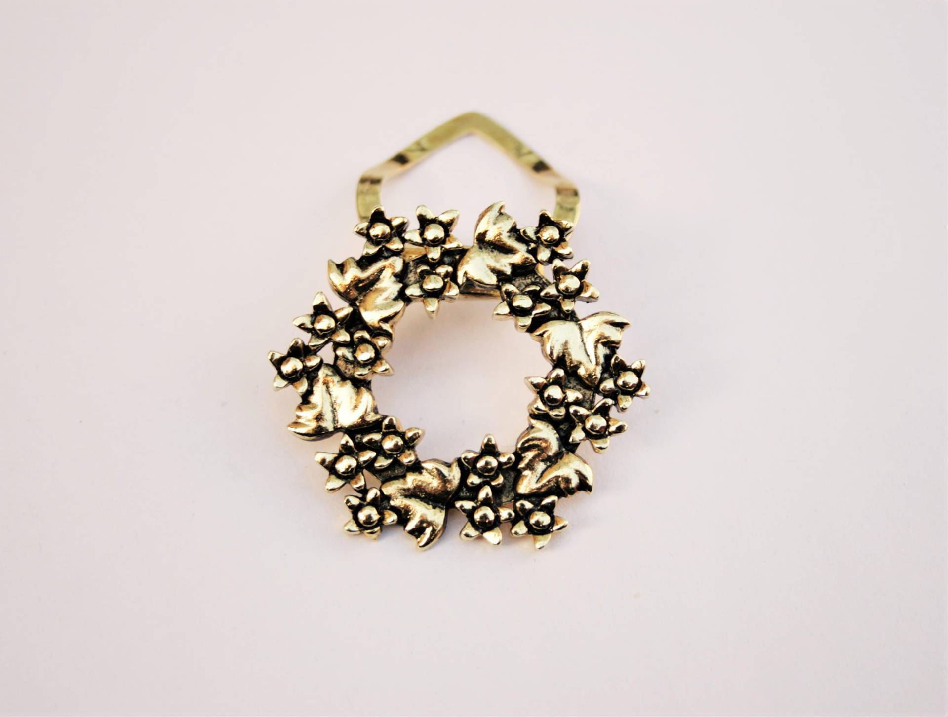 Vergoldeter Blumenschalclip - Made in England Vergoldeter Blumenschalclip - Made in England von RetroroxJewellery
