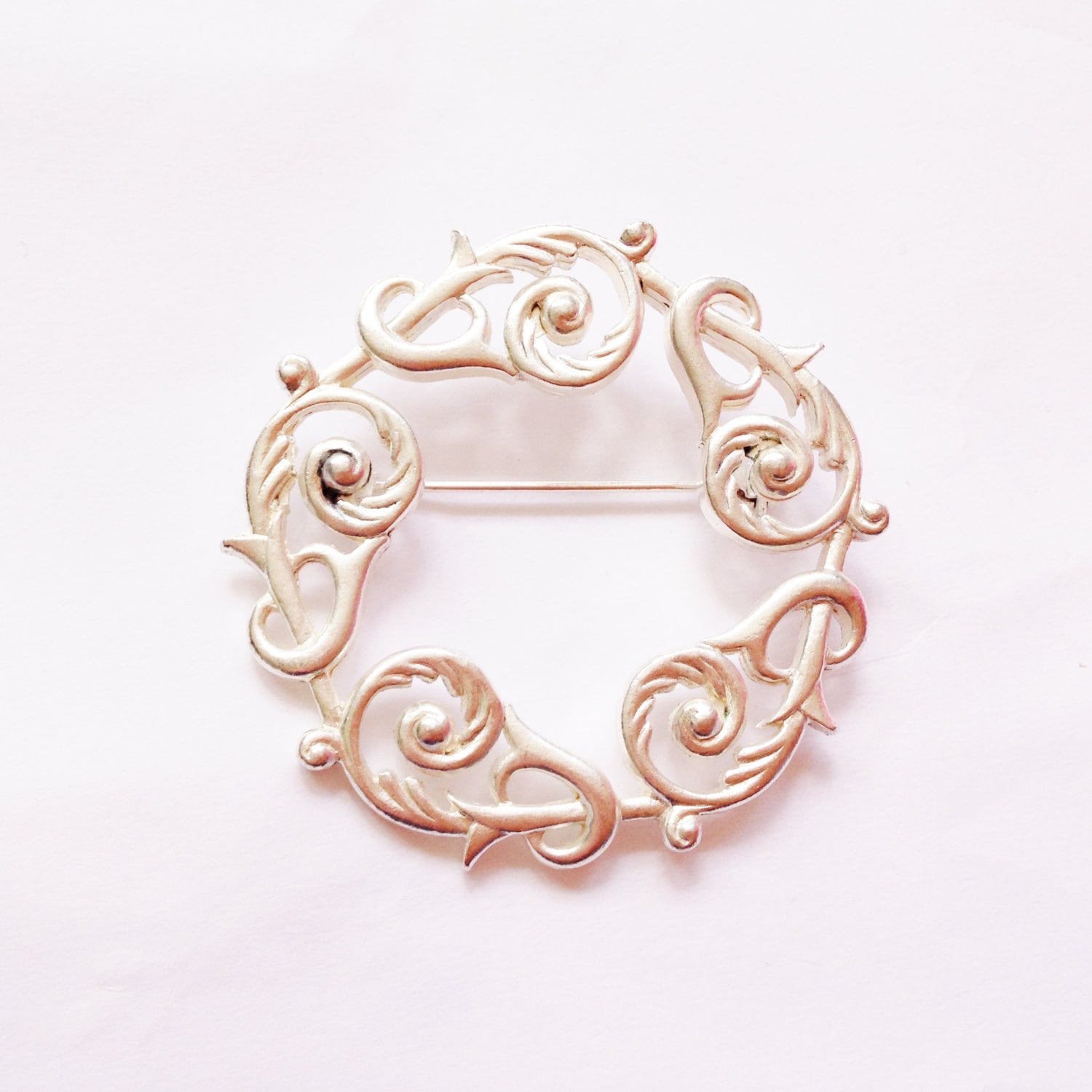 Vintage 1990Er Matt Versilberte Kranzbrosche/Made in The Uk Damen Accessoires Vintage 1990Er Matt Versilberte Kranzbrosche/Made in The Uk Damen Accessoires von RetroroxJewellery