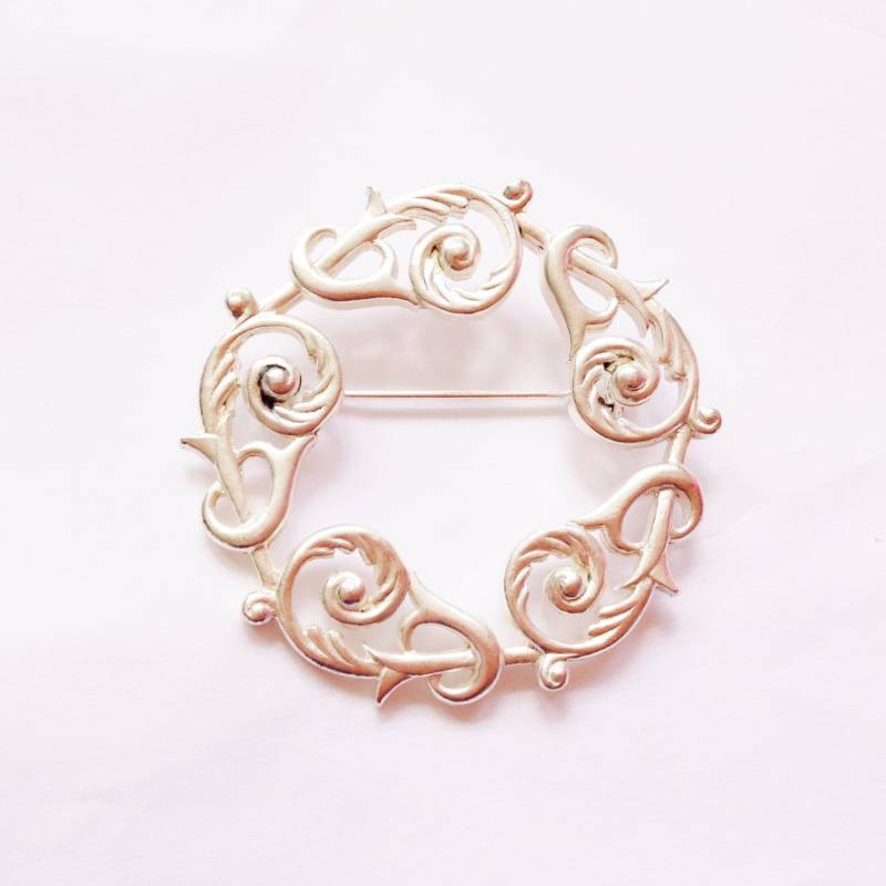 Vintage 1990Er Matt Versilberte Kranzbrosche/Made in The Uk Damen Accessoires Vintage 1990Er Matt Versilberte Kranzbrosche/Made in The Uk Damen Accessoires von RetroroxJewellery