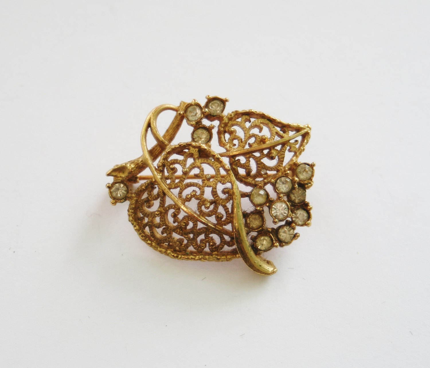 Vintage Blatt Brosche Vergoldet 1960Er Jahre Kristall Modeschmuck Vintage Blatt Brosche Vergoldet 1960Er Jahre Kristall Modeschmuck von RetroroxJewellery