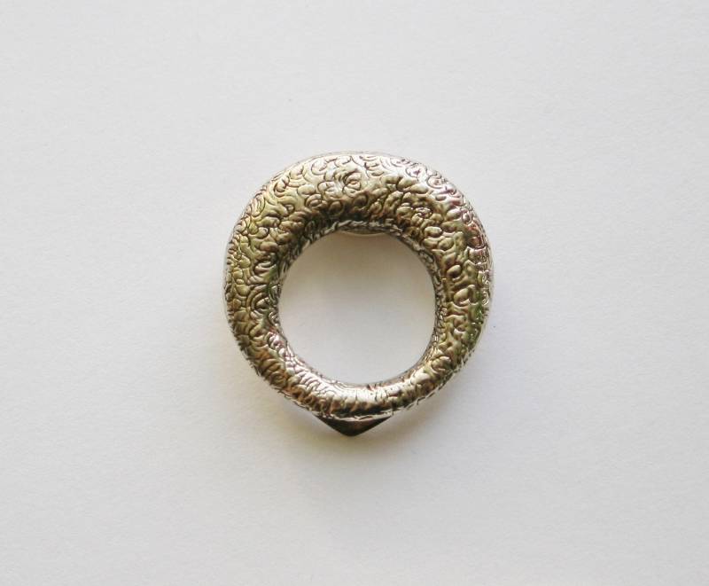 Vintage Circular Silber Schal Clip - Traditionelle Accessoires Made in England 90Er Jahre Modeschmuck von RetroroxJewellery