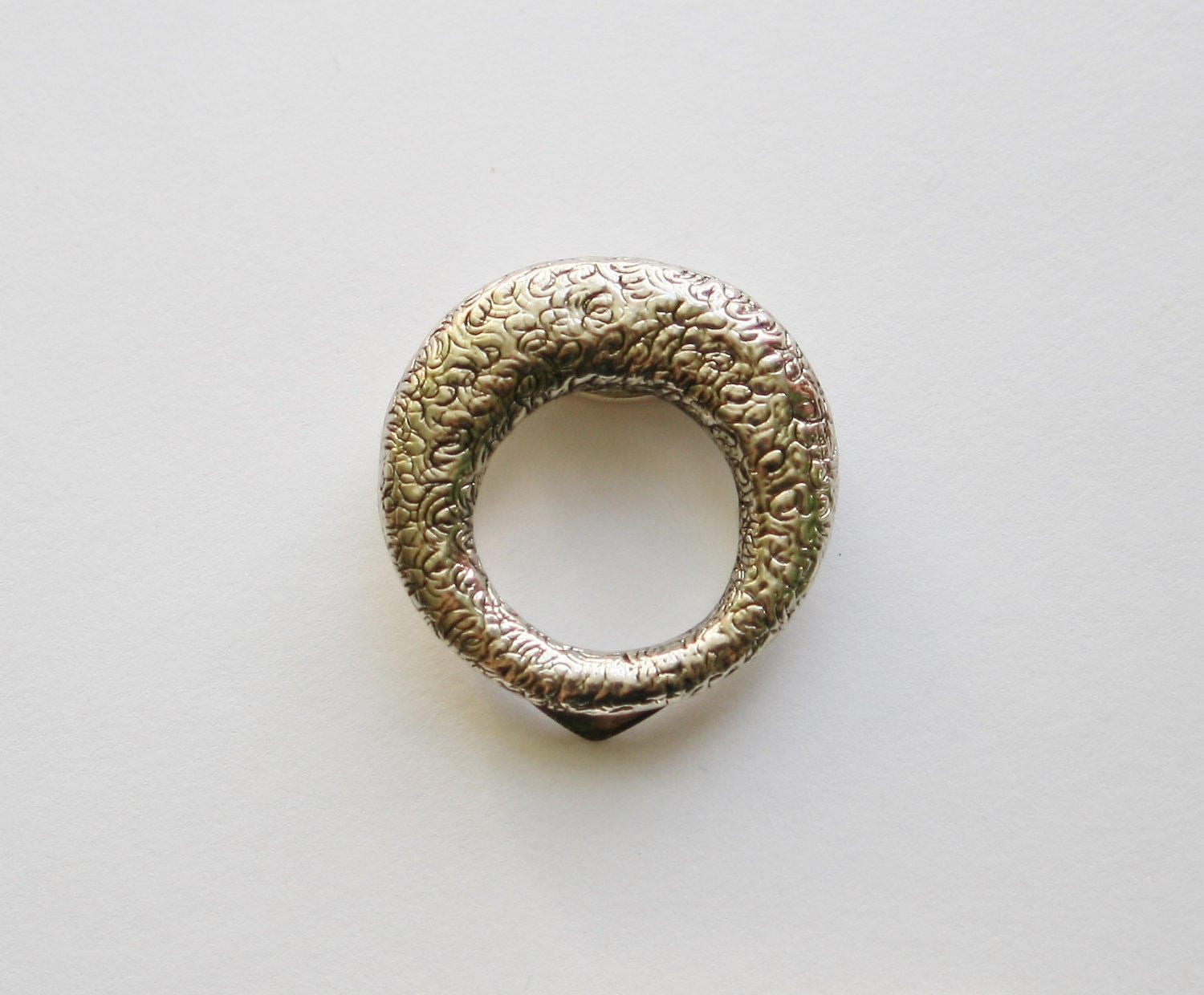 Vintage Circular Silber Schal Clip - Traditionelle Accessoires Made in England 90Er Jahre Modeschmuck Vintage Circular Silber Schal Clip - Traditionelle Accessoires Made in England 90Er Jahre Modeschmuck von RetroroxJewellery