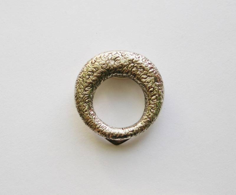 Vintage Circular Silber Schal Clip - Traditionelle Accessoires Made in England 90Er Jahre Modeschmuck Vintage Circular Silber Schal Clip - Traditionelle Accessoires Made in England 90Er Jahre Modeschmuck von RetroroxJewellery