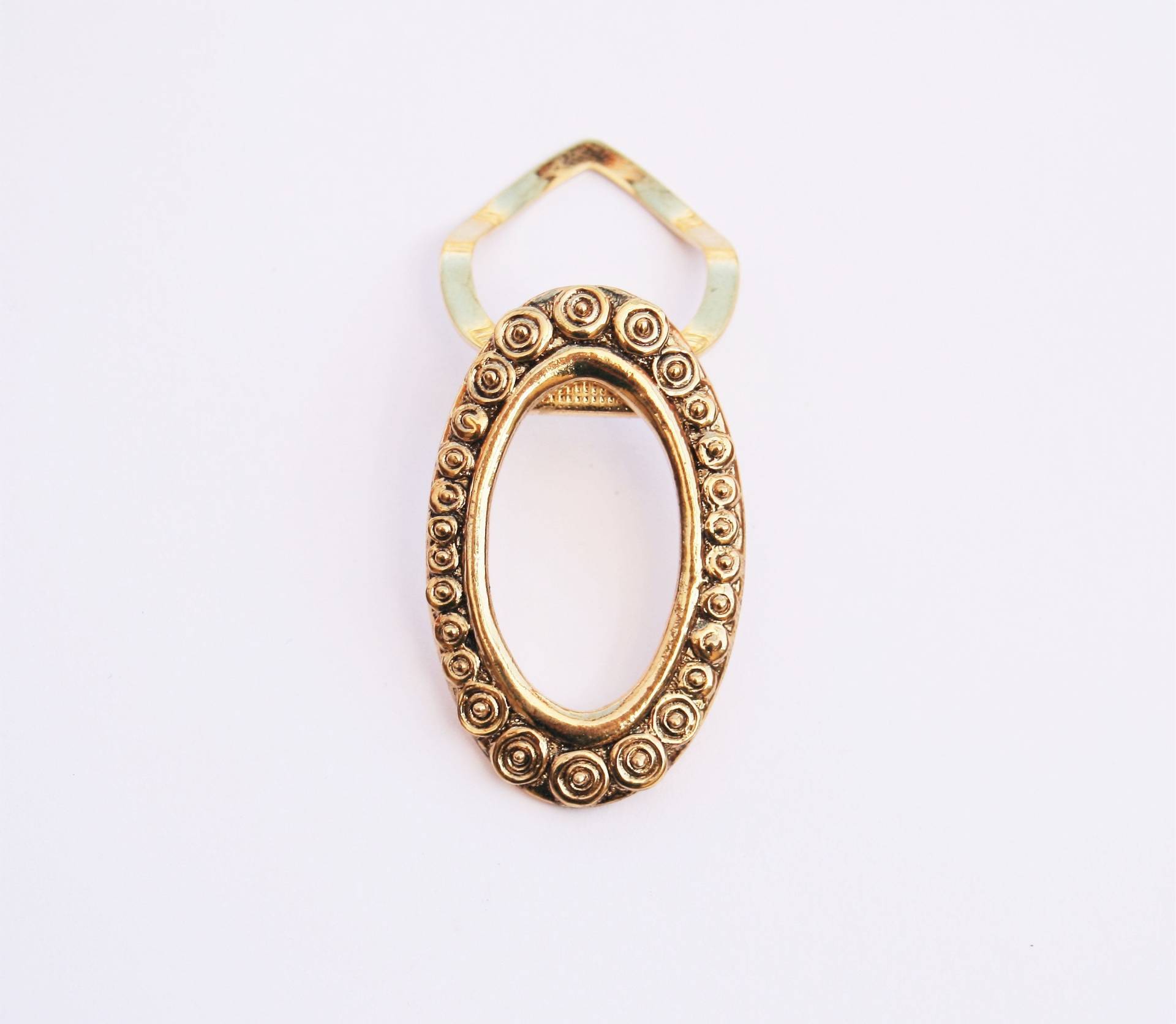Vintage Gold Oval Schal Clip - Made in England Vintage Gold Oval Schal Clip - Made in England von RetroroxJewellery