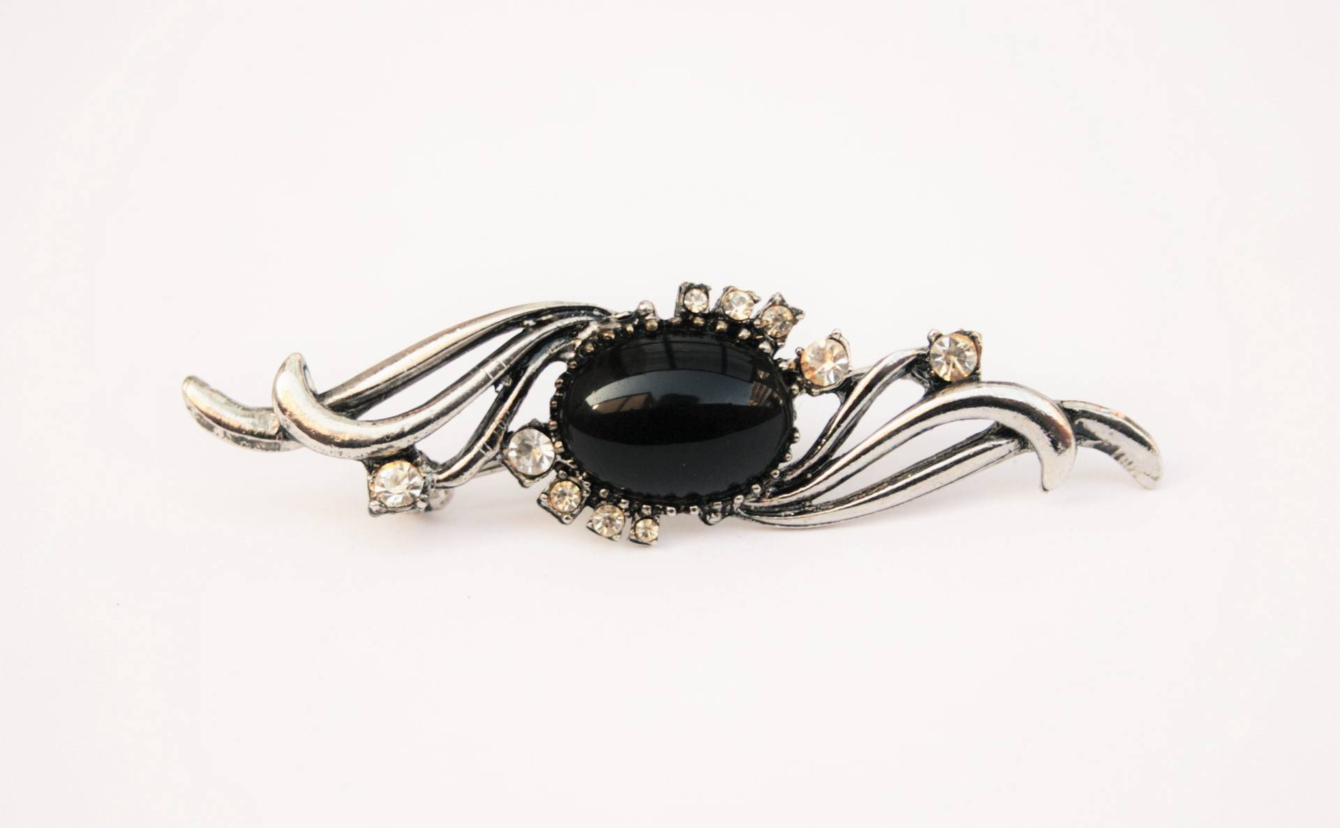 Vintage Silberfarbene Brosche Schwarzes Glas Cabochon & Klare Kristalle Vintage Silberfarbene Brosche Schwarzes Glas Cabochon & Klare Kristalle von RetroroxJewellery