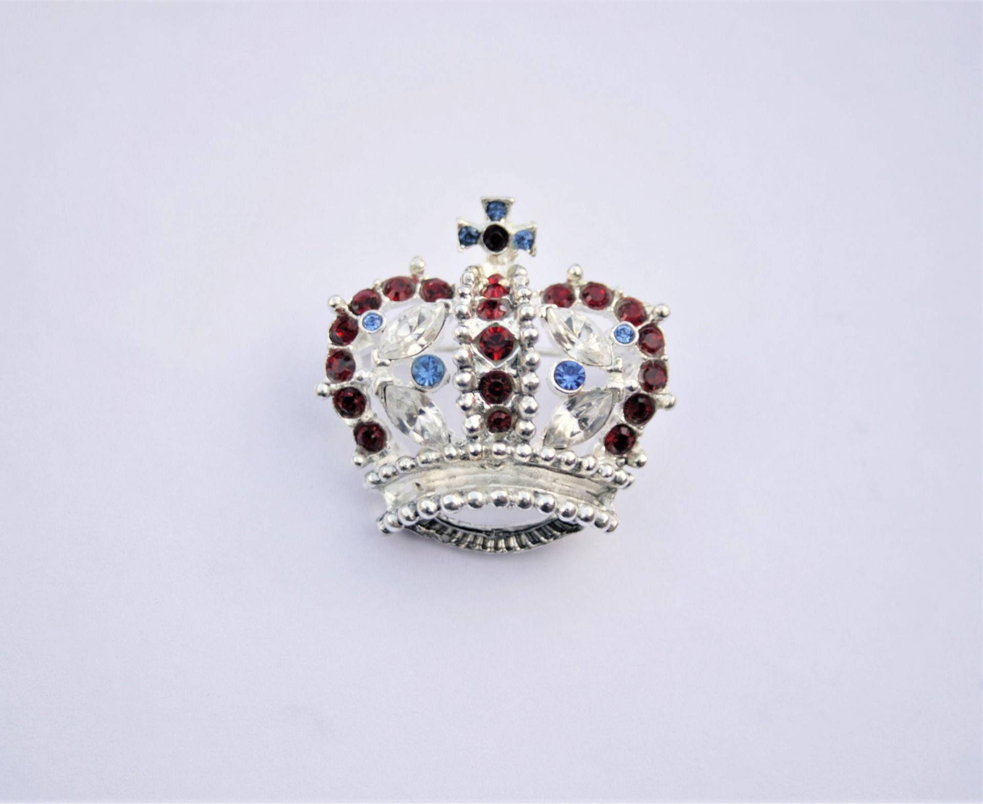 Vintage Swarovski Kristall Krönchen Brosche Rot, Weiß & Blau, Made in England Vintage Swarovski Kristall Krönchen Brosche Rot, Weiß & Blau, Made in England von RetroroxJewellery