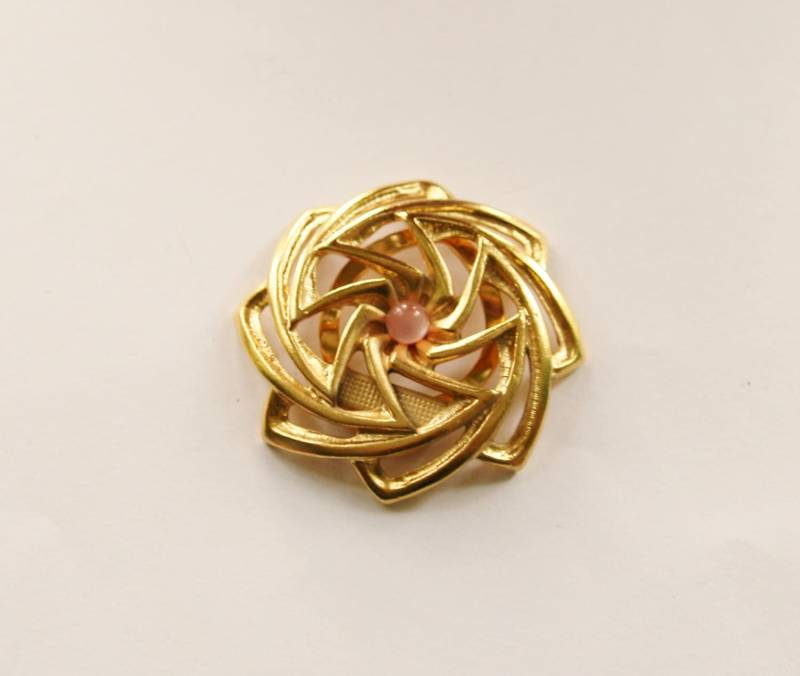 Vintage Vergoldete Blume Schal-Clip Mit Rosa Harz Perle Vintage Vergoldete Blume Schal-Clip Mit Rosa Harz Perle von RetroroxJewellery