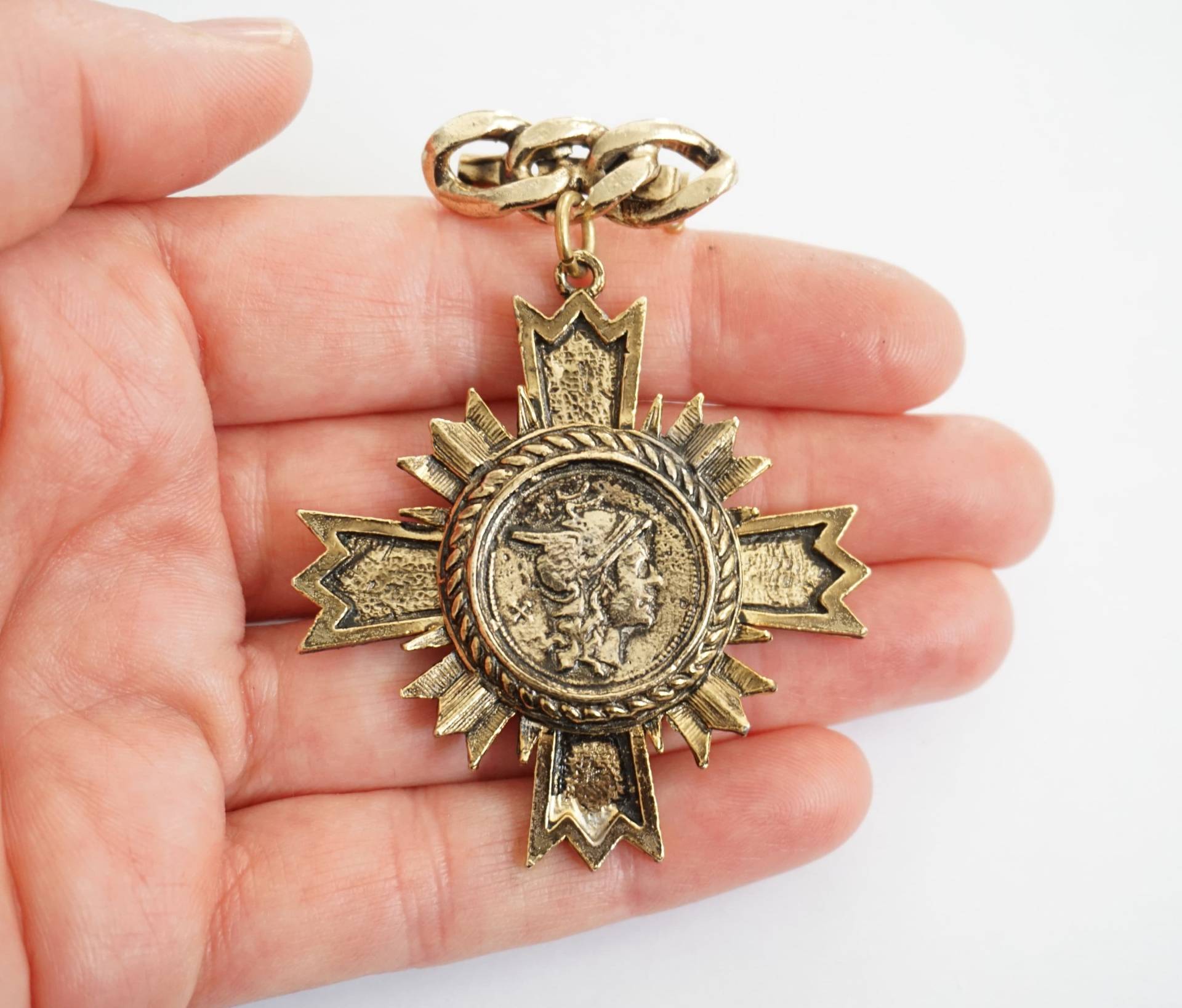 Vintage Vergoldete Penny Medal Brosche - Made in England Vintage Vergoldete Penny Medal Brosche - Made in England von RetroroxJewellery