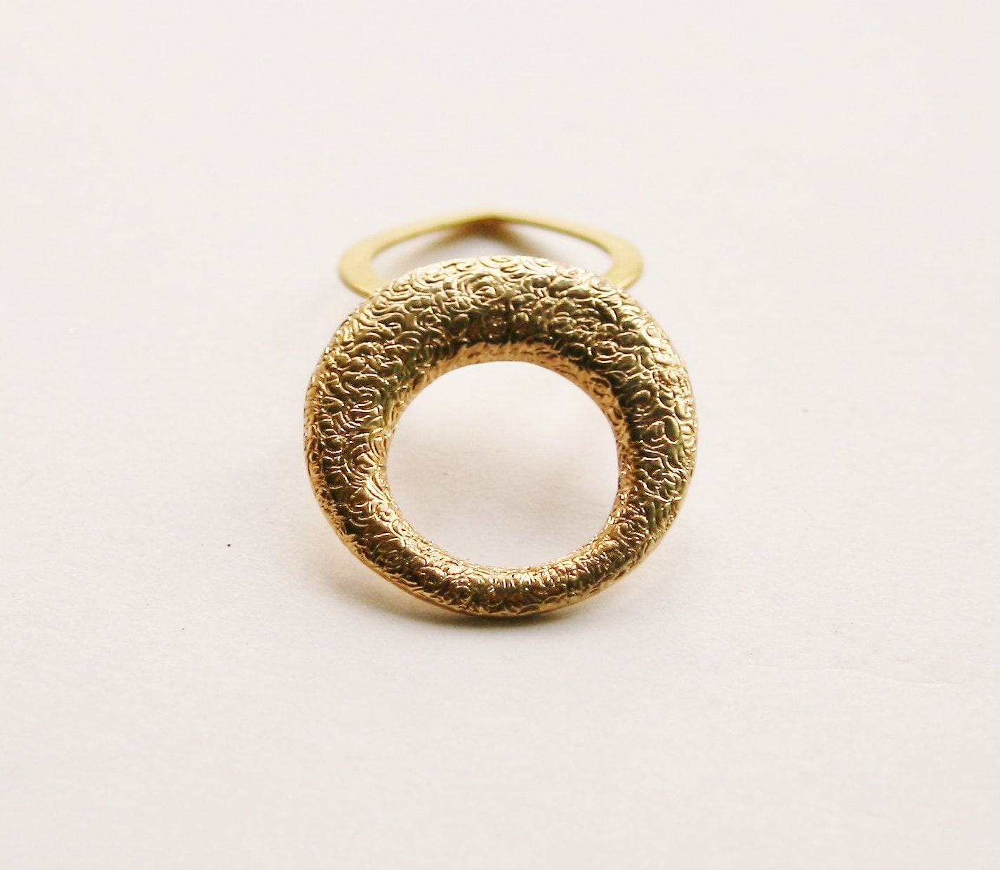 Vintage Vergoldeter Schal-Clip Gemustertes Posament-Accessoire, Hergestellt in England Vintage Vergoldeter Schal-Clip Gemustertes Posament-Accessoire, Hergestellt in England von RetroroxJewellery