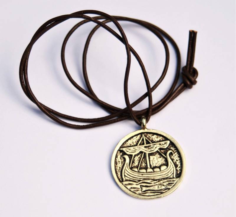 Vergoldete Wikinger Boot Anhänger - Braune Kordel Halskette von RetroroxJewellery