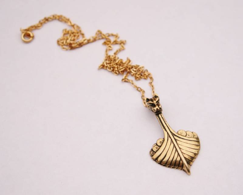Wikinger Langschiff Anhänger Vergoldeter Drachenboot Anhänger, 56 cm Kette von RetroroxJewellery