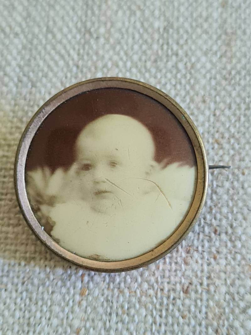 Vintage Brosche Babyfoto 20Er 30Er Jahre Vintage Brosche Babyfoto 20Er 30Er Jahre von Retrospektiven