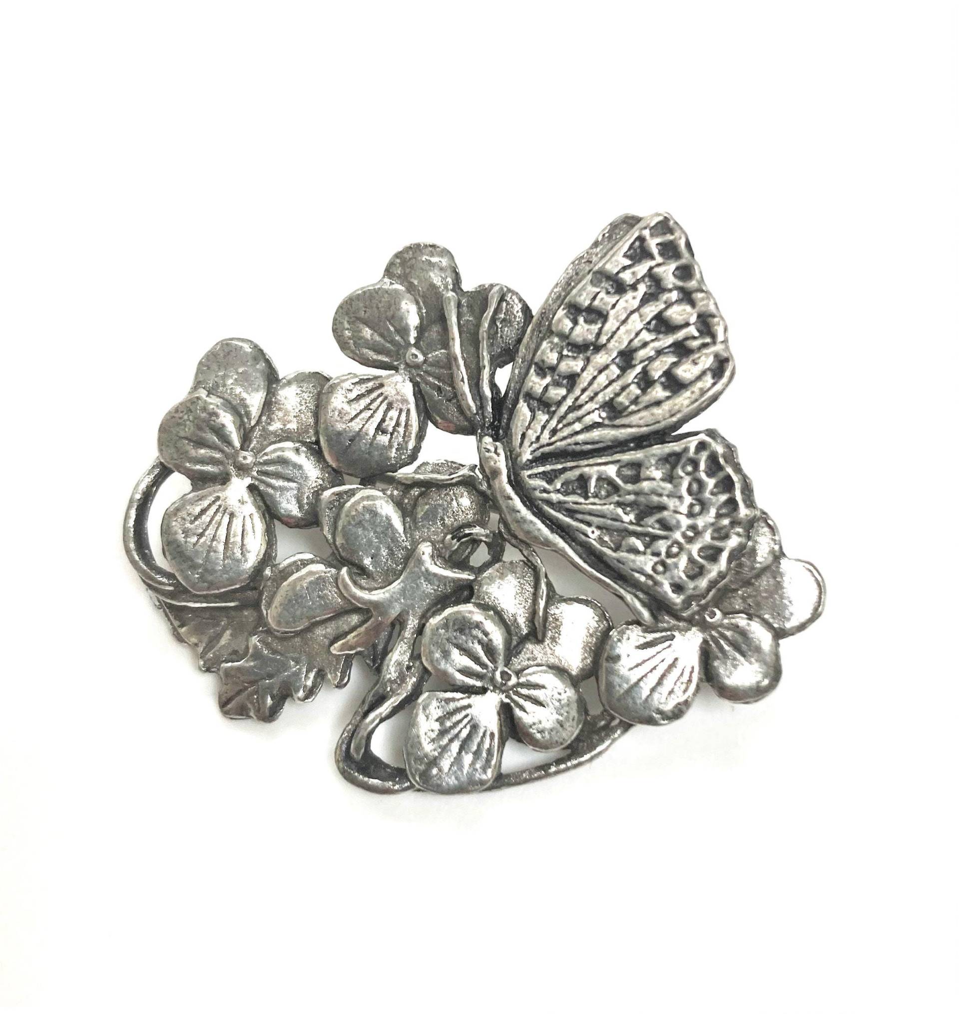 Schöne 80Er Jahre Versilberte Zinn Brosche - Schmetterling Auf Blumen Signiert Masj | Mary Ann Storey Jones Schöne 80Er Jahre Versilberte Zinn Brosche - Schmetterling Auf Blumen Signiert Masj | Mary Ann Storey Jones von Retrotiquie