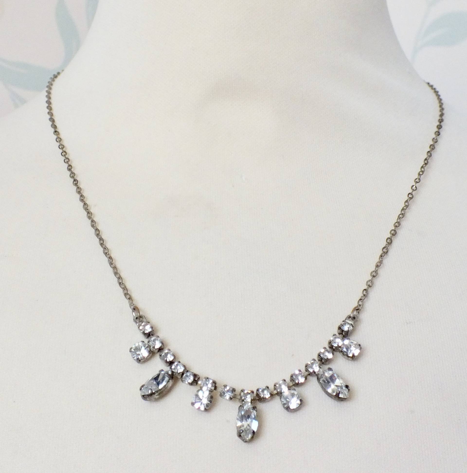 Klare Strass Tropfen Kette Auf Silbernen Metall. Zierliche Und Hübsche Klare Strass Tropfen Kette Auf Silbernen Metall. Zierliche Und Hübsche von ReturnToVintageUK