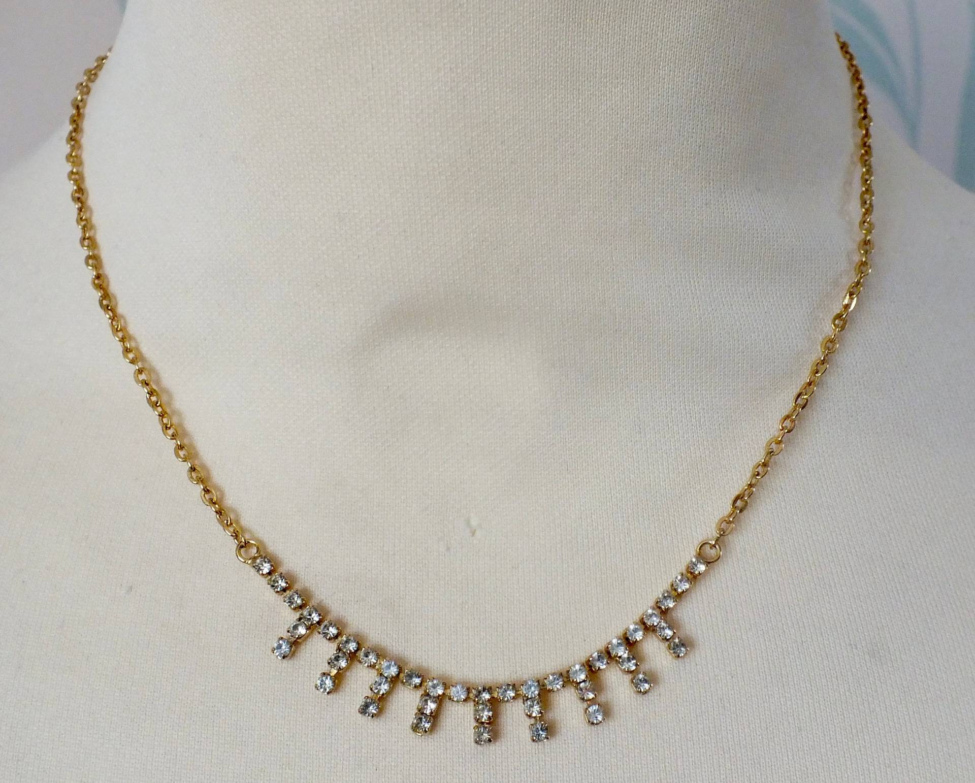 strass Tropfen Kette Auf Goldfarbenen Metall. Zierliche Und Hübsche strass Tropfen Kette Auf Goldfarbenen Metall. Zierliche Und Hübsche von ReturnToVintageUK