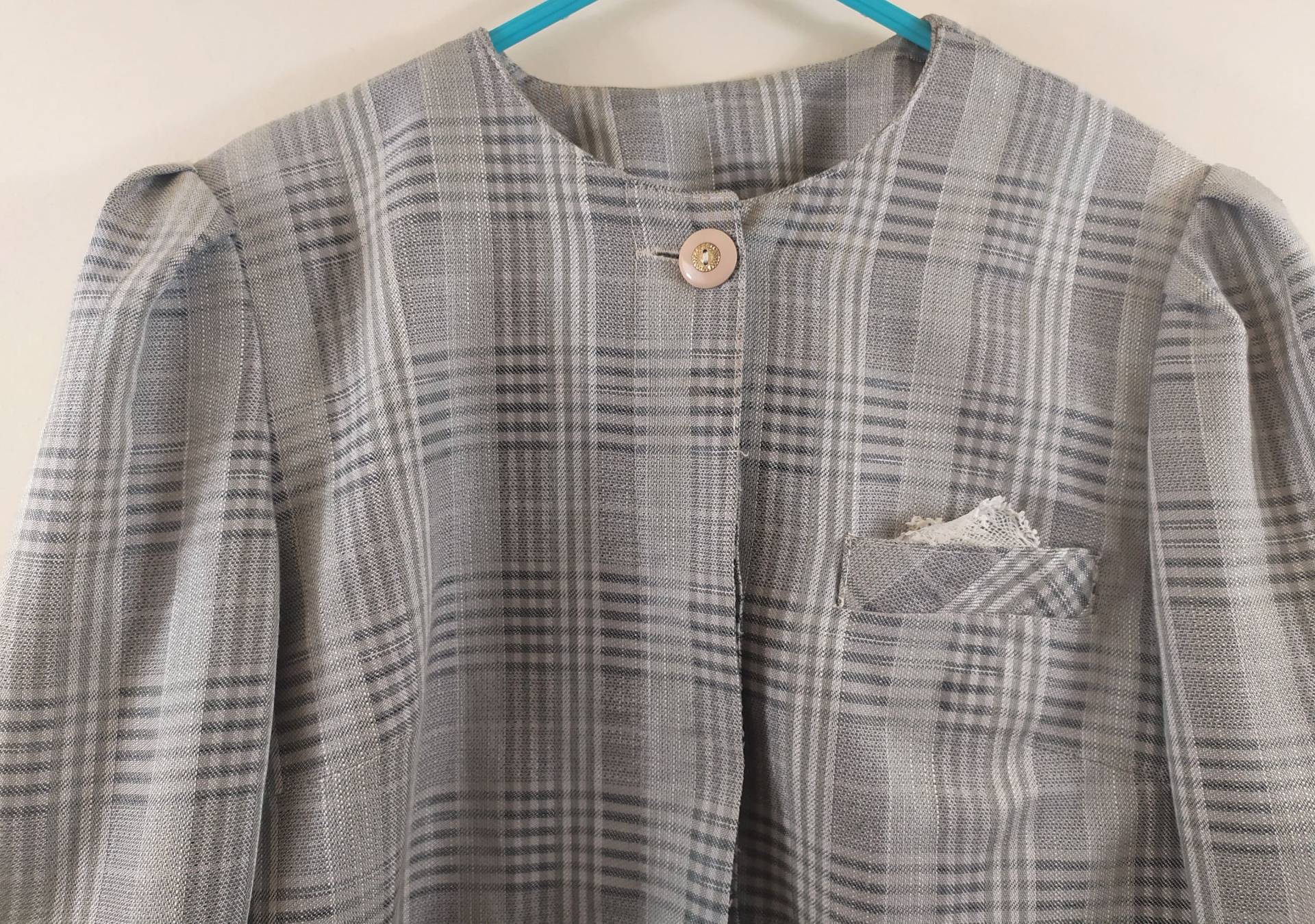 Aus 00's Karierter Kurzer Blazer in Grau Weiß Farben Eine Dekorative Tasche Mit Spitze Vollfutter Vintage Damen Bekleidung Kleidung Größe M von ReuseVintageRecycle