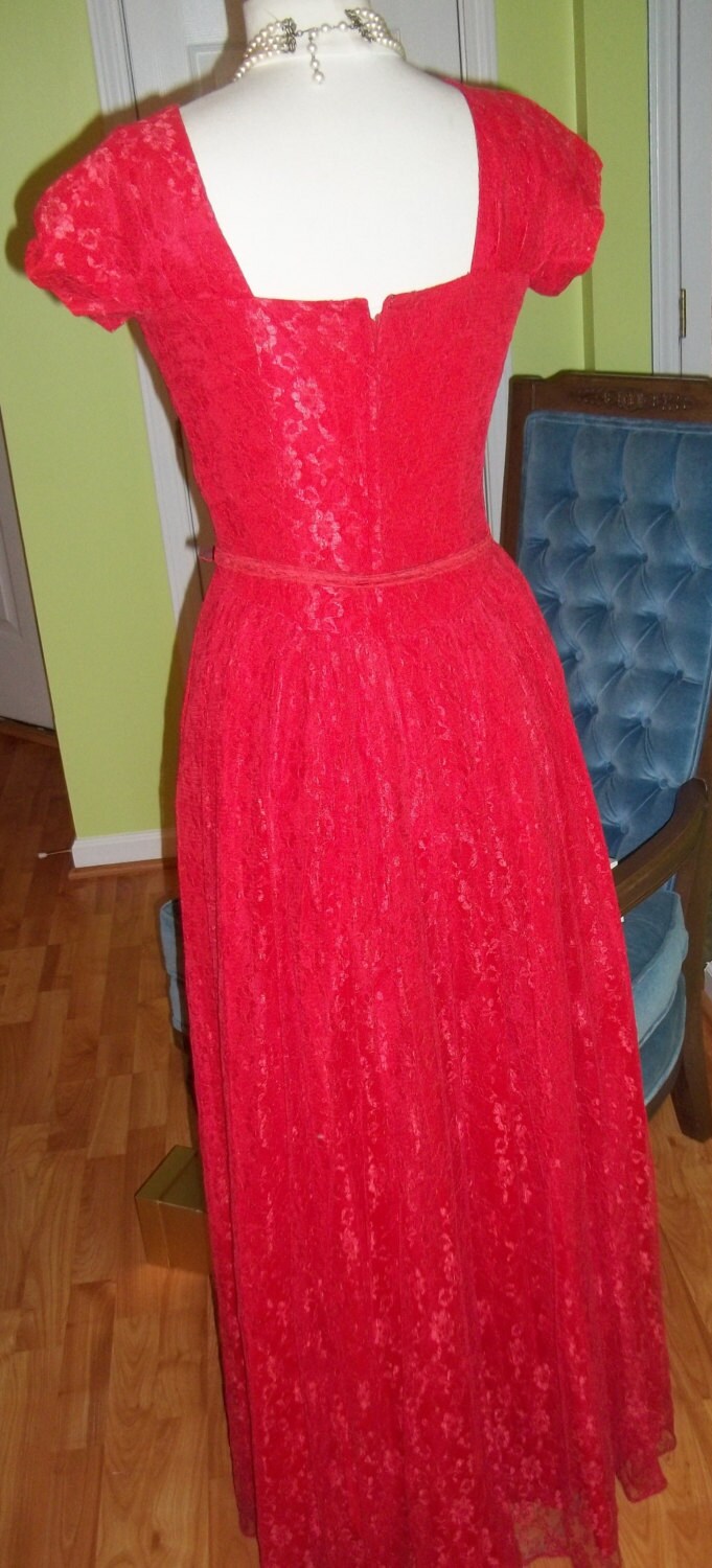 Exquisite 50Er Jahre Rotes Spitzenkleid - Pünktlich Zum Valentinstag Exquisite 50Er Jahre Rotes Spitzenkleid - Pünktlich Zum Valentinstag von RevampedResale