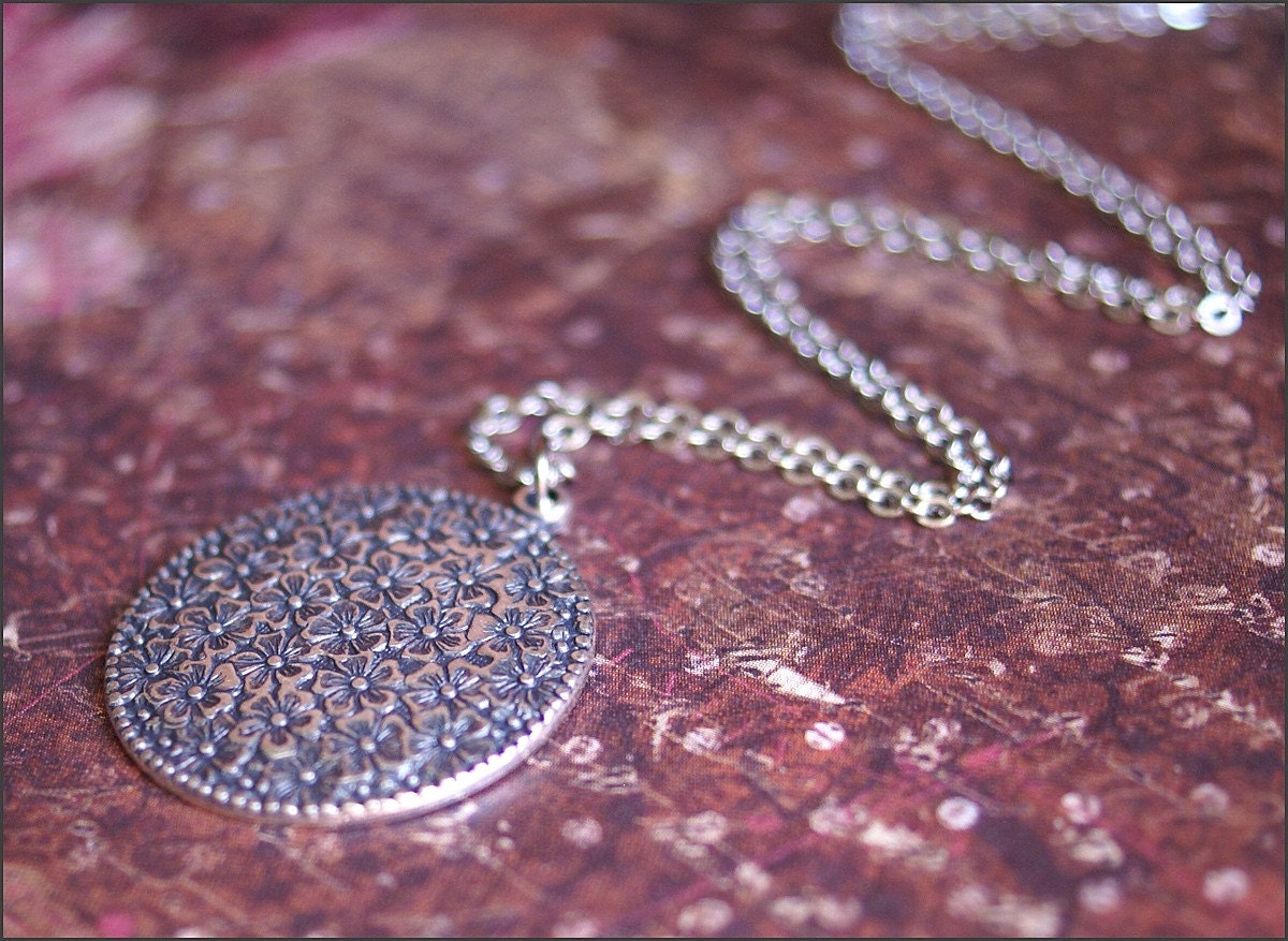 "Blumen-Kreis-Halskette Verziertes Blumen-Medaillon-Anhänger Beautiful Frau, Mutter, Schwester, Freund-Geschenk "Liebe" Durch Revellerosejewelry." von RevelleRoseJewelry