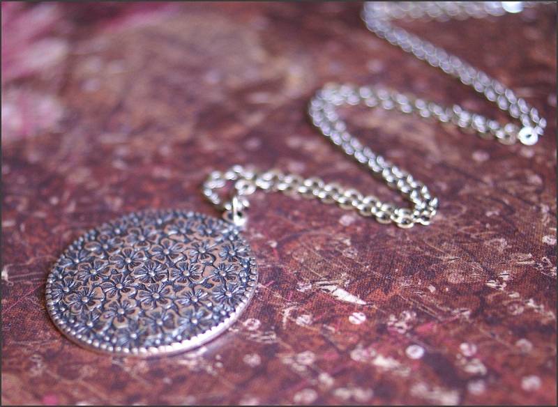 "Blumen-Kreis-Halskette Verziertes Blumen-Medaillon-Anhänger Beautiful Frau, Mutter, Schwester, Freund-Geschenk "Liebe" Durch Revellerosejewelry." von RevelleRoseJewelry