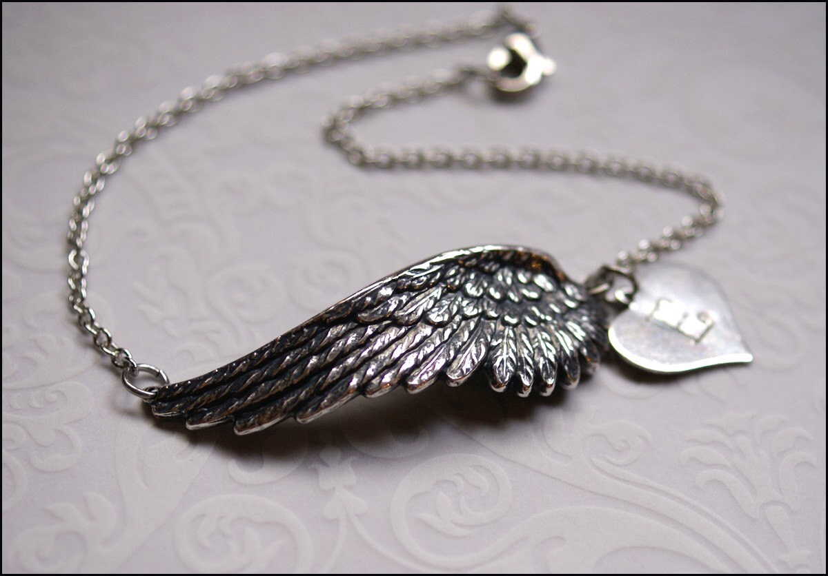 Engelsflügel Armband - Personalisierter Initial Charm Silber Flügel Armband, Handgestempelter Schmuck, Perfektes Geschenk Für Freundin, Mutter von RevelleRoseJewelry