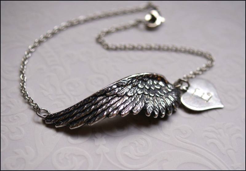 Engelsflügel Armband - Personalisierter Initial Charm Silber Flügel Armband, Handgestempelter Schmuck, Perfektes Geschenk Für Freundin, Mutter von RevelleRoseJewelry