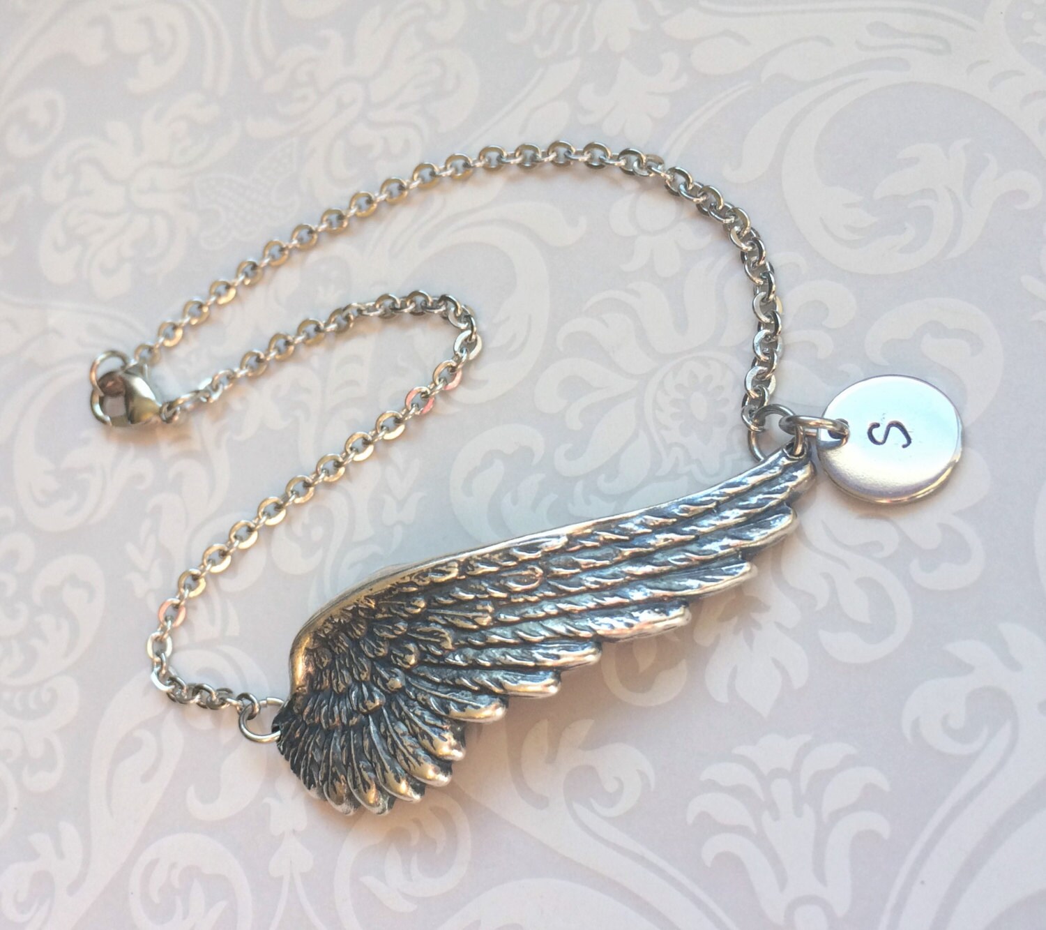 Engelsflügel Fußkettchen-Engelsflügel Schmuck, Silber Flügel Fußkettchen, Personalisierter Handstamped Silbernes Feder Fußkettchen Engelsflügel Fußkettchen-Engelsflügel Schmuck, Silber Flügel Fußkettchen, Personalisierter Handstamped Silbernes Feder Fußkettchen von RevelleRoseJewelry