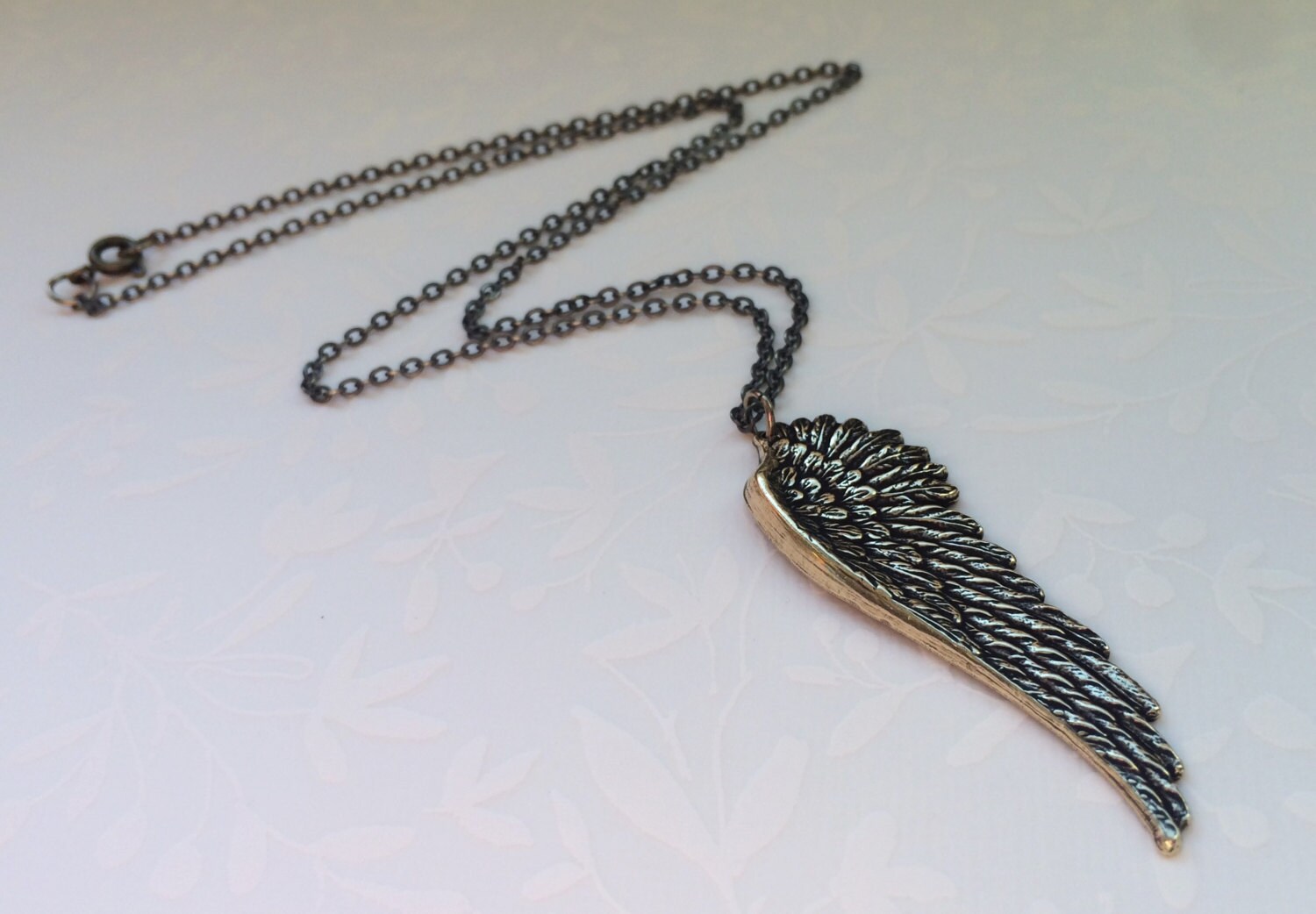 Engelsflügel Halskette, Schmuck, Gold Messing Engelsflügel, Antiqued Vintage-stil Flügel Feder Glaube Schutzengel von RevelleRoseJewelry