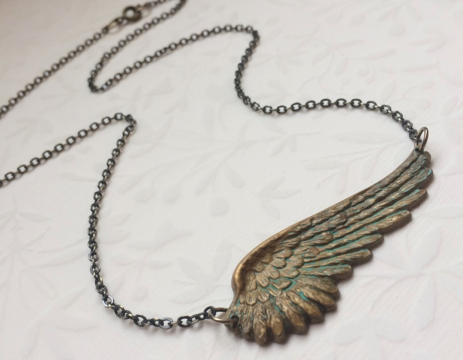 Engelsflügel Halskette-Engelsflügel Schmuck, Patina Seitlich Flügel, Grünspan Seitlich Halskette, Schutzengel Gift von RevelleRoseJewelry