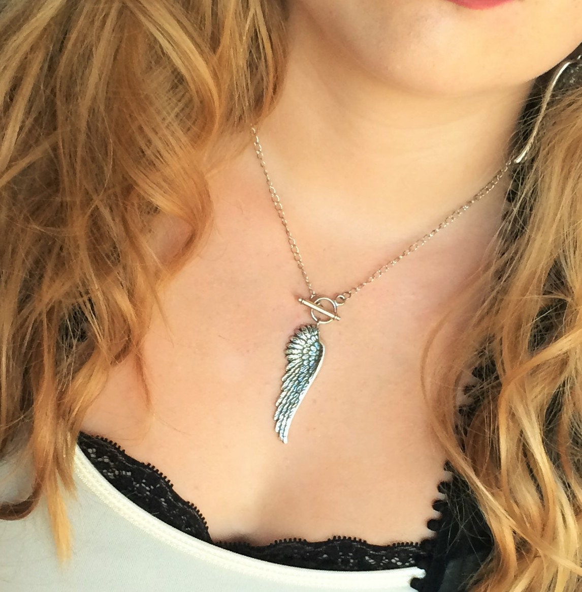 Engelsflügel Halskette-Engelsflügel Schmuck, Silber Flügel Anhänger, Toggle Halskette, Frontverschluss Glaube in Erinnerung An von RevelleRoseJewelry