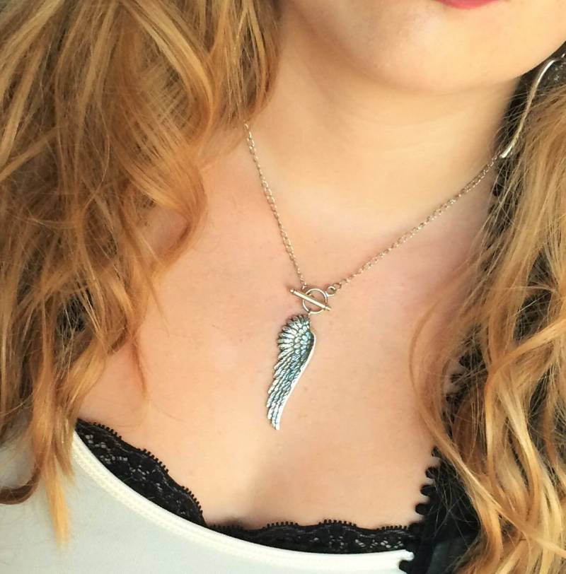Engelsflügel Halskette-Engelsflügel Schmuck, Silber Flügel Anhänger, Toggle Halskette, Frontverschluss Glaube in Erinnerung An von RevelleRoseJewelry