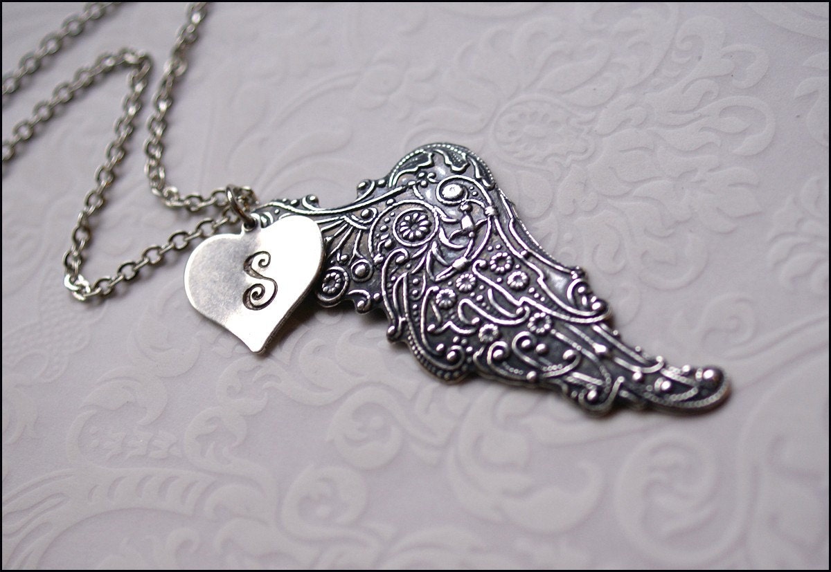 Engelsflügel Halskette-Personalisierter Flügel Schmuck-Initial Charm Halskette, Verschnörkeltes Design, Perfektes Geschenk Für Freundin von RevelleRoseJewelry