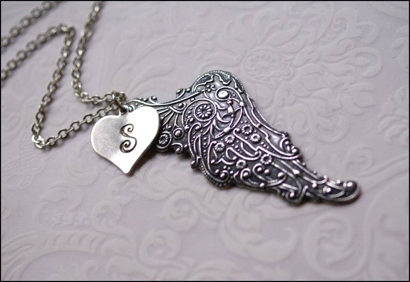 Engelsflügel Halskette-Personalisierter Flügel Schmuck-Initial Charm Halskette, Verschnörkeltes Design, Perfektes Geschenk Für Freundin von RevelleRoseJewelry
