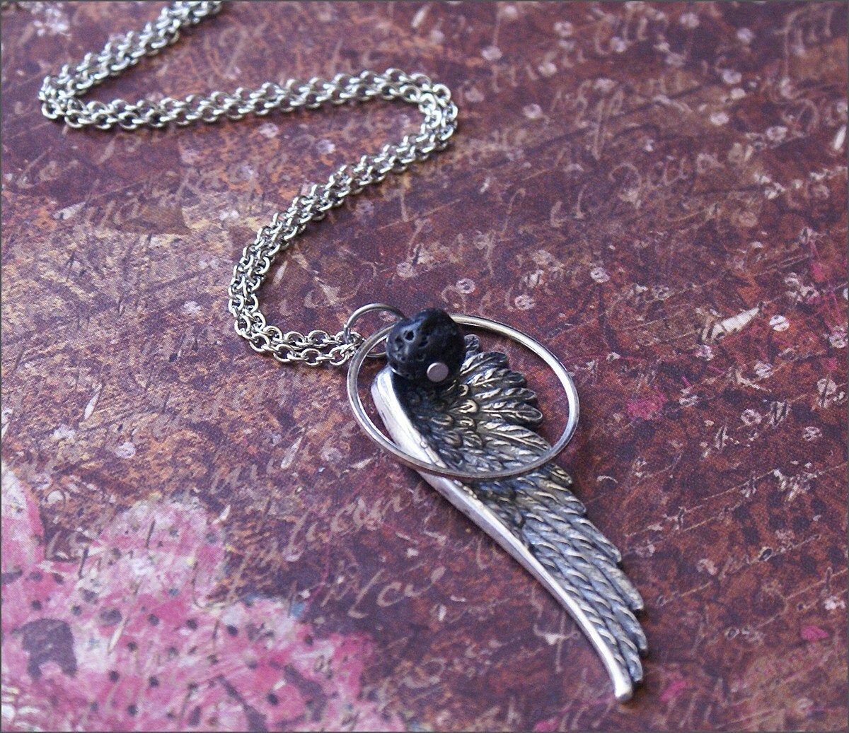 Engelsflügel Halskette Silber Detailiert Engelsflügel Anhänger Mit Kreis Charm Und - Schwarze Lava Perle Halo By Revellerosejewelry von RevelleRoseJewelry