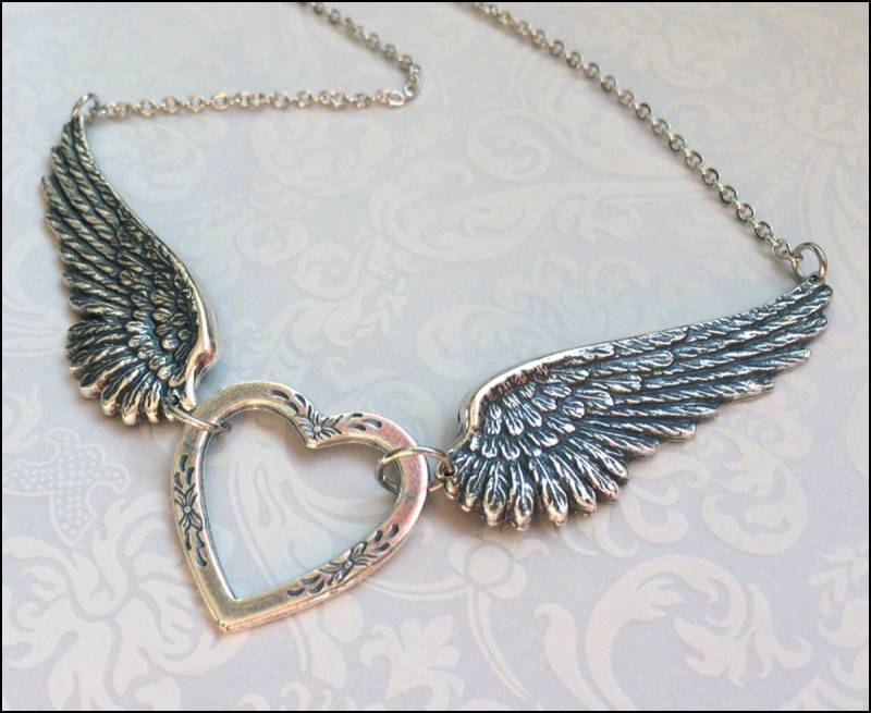 Engelsflügel Halskette ~ Silber Engelsflügel, Glaube, Liebe, Hoffnung Halskette, Christlicher Schmuck, Erinnerung Anhänger, Schönes Geschenk Für von RevelleRoseJewelry