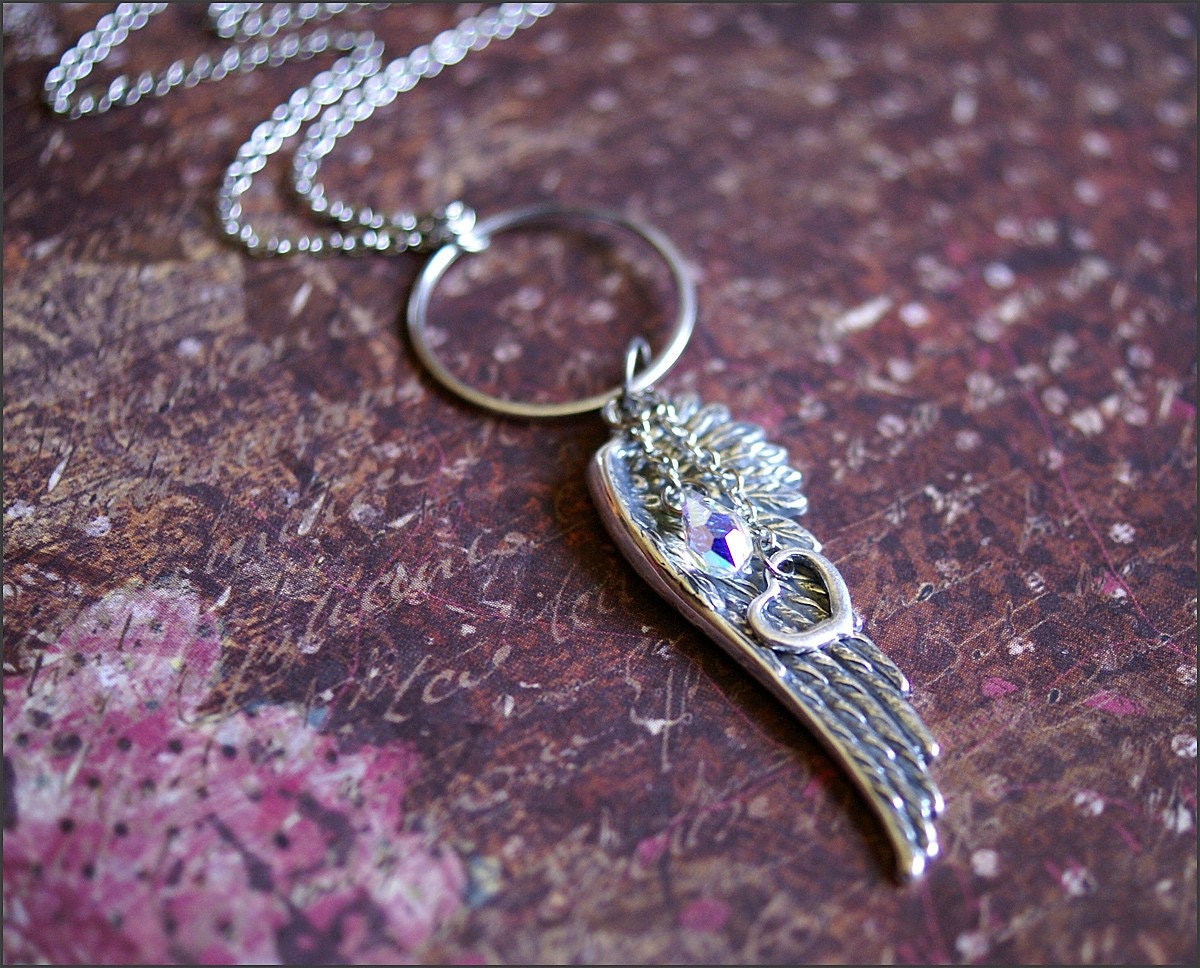 Engelsflügel Halskette - Swarovski Kristall- Erinnerungsschmuck, in Erinnerung, Glaube Halskette, "Blessed' Von Revellerosejewelry von RevelleRoseJewelry