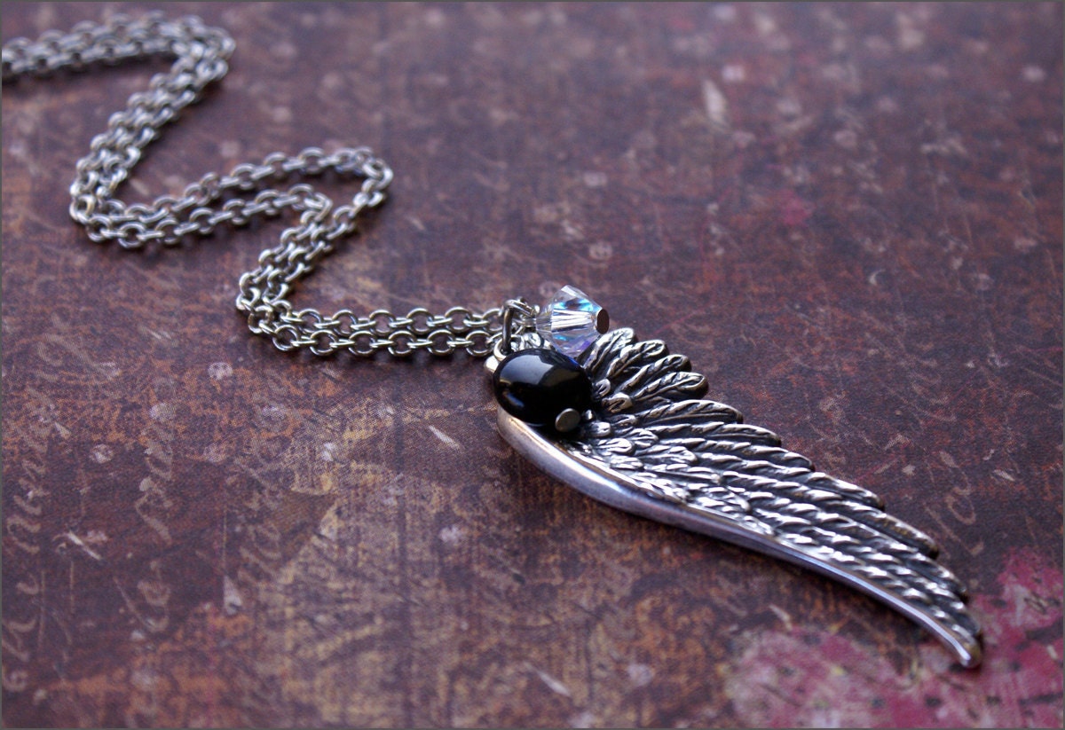 Engelsflügel Halskette - Verziert Mit Schwarzer Onyx Perle Und Swarovski Klarem Kristall Erinnerung, Andenken, Bedeutungsvoll Kette Von von RevelleRoseJewelry