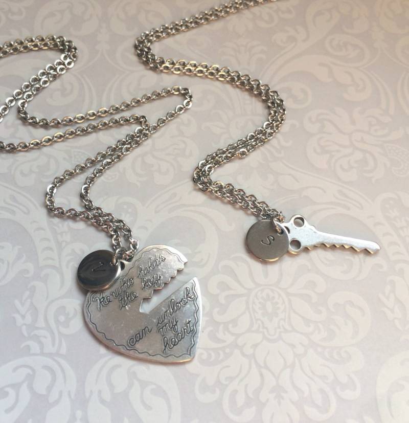 Freund Freundin Schmuck-Paare Halskette Schmuck, Handgestempelt Initial Halskette, Personalisierte His Hers Set, Bestes Geschenk von RevelleRoseJewelry