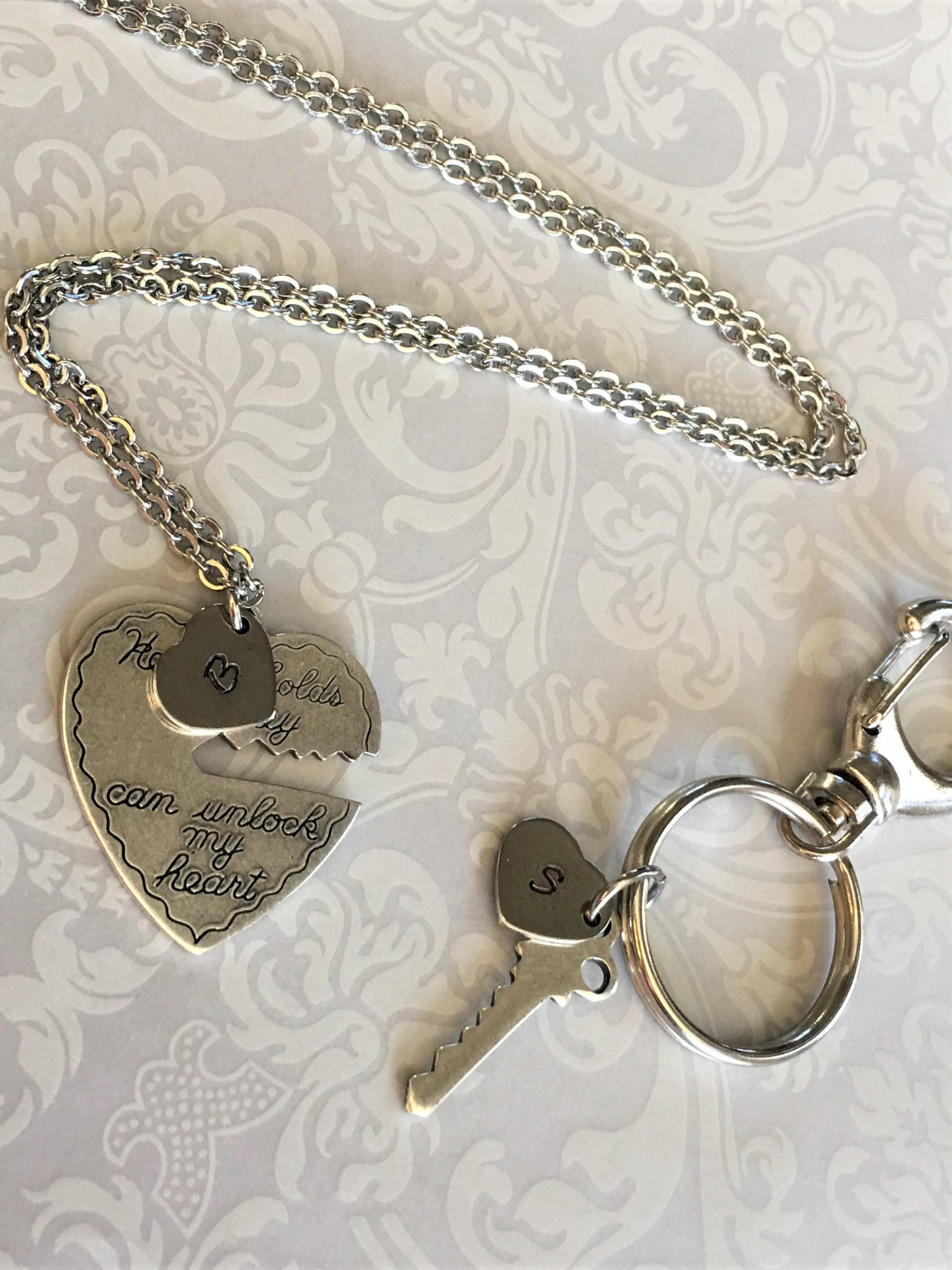 Freund Geschenk Personalisiert - His Hers Pärchen Set, Freundin Schlüsselanhänger, Schmuck, Handgestempeltes Herz Initialen, Silber Set von RevelleRoseJewelry
