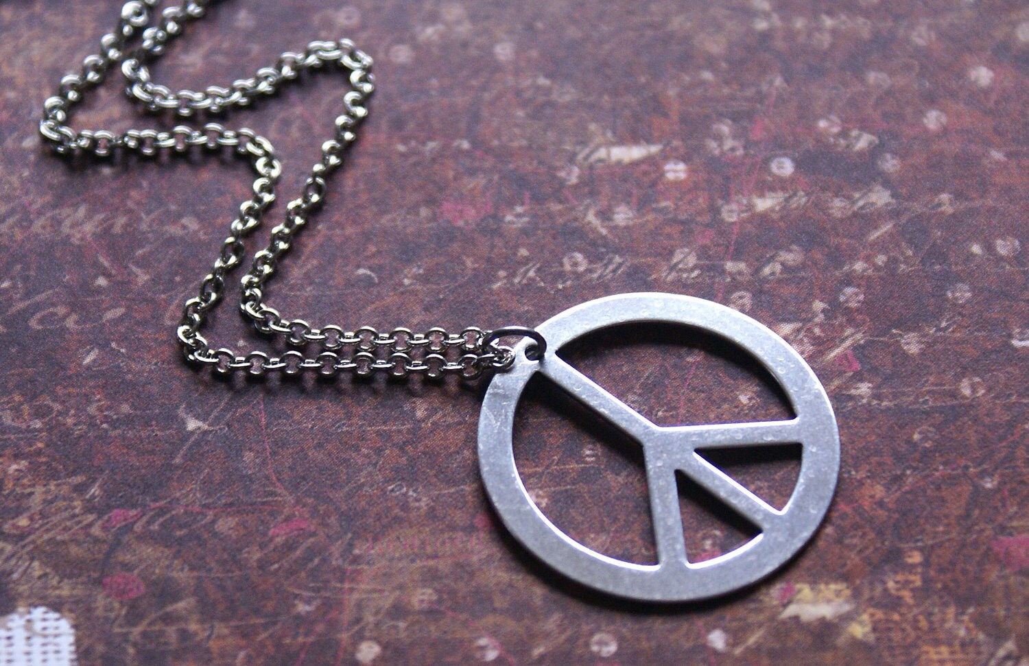 Friedenszeichen Halskette in Silber Hippie, Bohemian Anhänger Perfekt Teen, Tochter, Freund, Geschenk "Give Peace A Chance"Von Revellerosejewelry von RevelleRoseJewelry