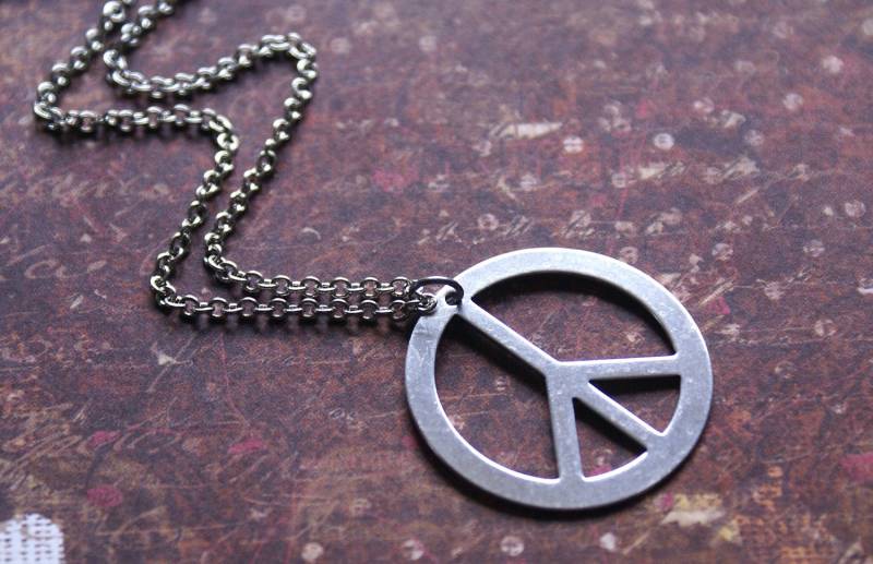 Friedenszeichen Halskette in Silber Hippie, Bohemian Anhänger Perfekt Teen, Tochter, Freund, Geschenk "Give Peace A Chance"Von Revellerosejewelry von RevelleRoseJewelry