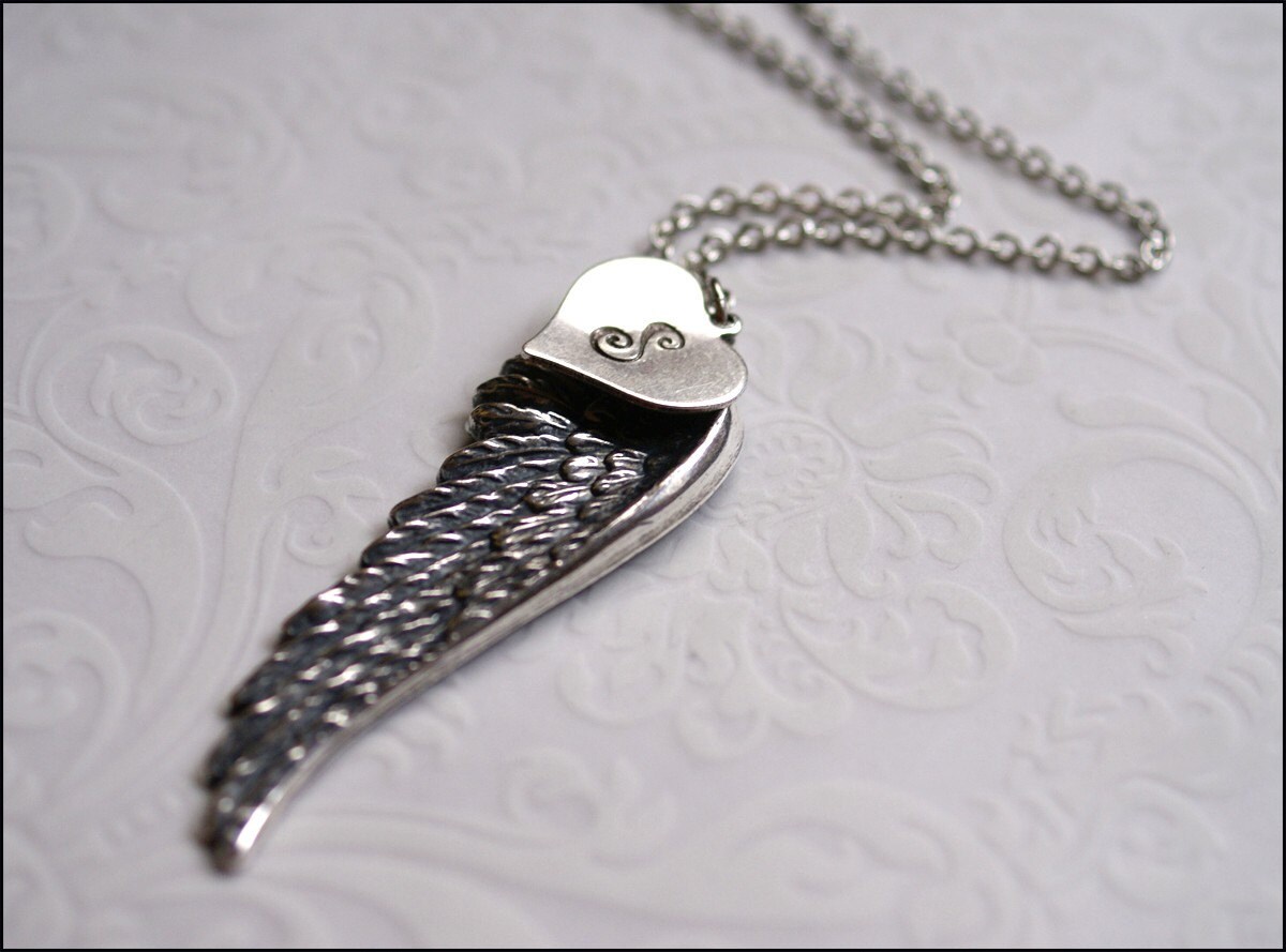 Initiale Halskette ~ Engelsflügel Halskette, Silber Flügel Schmuck, Handgestempelt Initial Herz Charm, Perfektes Geschenk Für Freundin, Mutter von RevelleRoseJewelry