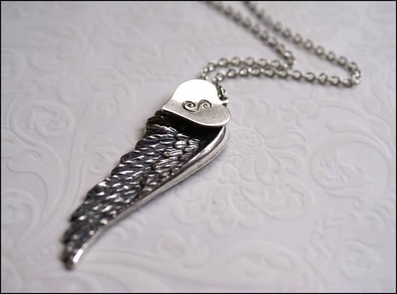 Initiale Halskette ~ Engelsflügel Halskette, Silber Flügel Schmuck, Handgestempelt Initial Herz Charm, Perfektes Geschenk Für Freundin, Mutter von RevelleRoseJewelry