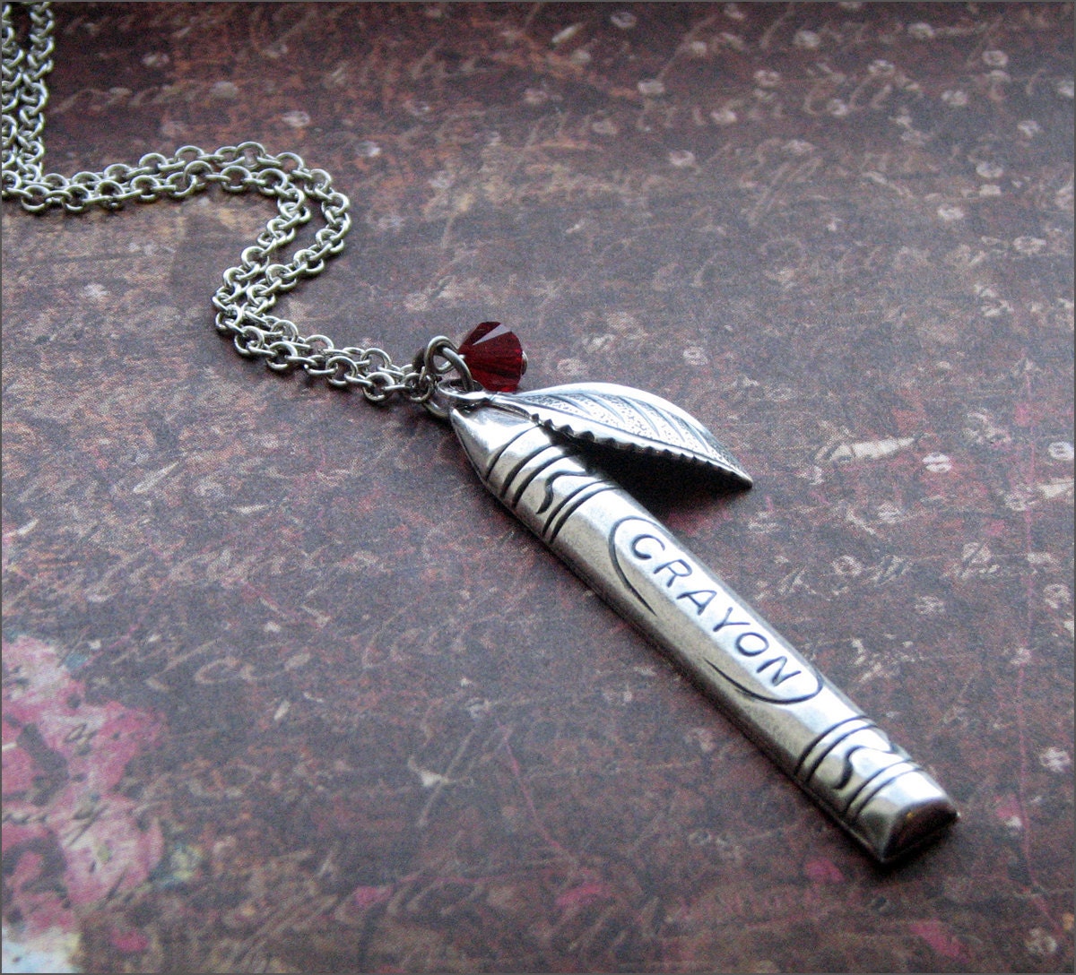 Lehrer Halskette Buntstift Anhänger Mit Rotem Swarvoski Kristall Geschenk Farben Des Regenbogens Von Revellerosejewelry von RevelleRoseJewelry