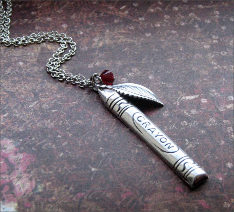 Lehrer Halskette Buntstift Anhänger Mit Rotem Swarvoski Kristall Geschenk Farben Des Regenbogens Von Revellerosejewelry von RevelleRoseJewelry