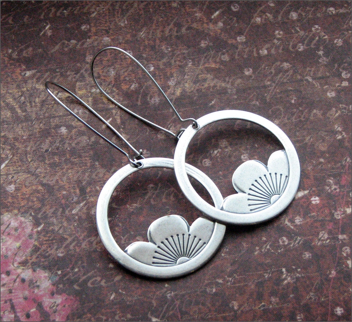 Lotusblumen Ohrringe in Silber - Aussagekräftige- Seerosen Charm "Schöne Blüten' By Revellerosejewelry von RevelleRoseJewelry