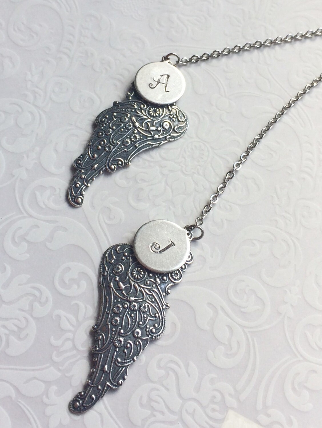 Personalisierte Halskette - Engelsflügel Halskette, Handgestempelte Initiale, Personalisierter Schmuck, Silber Y Lariat von RevelleRoseJewelry
