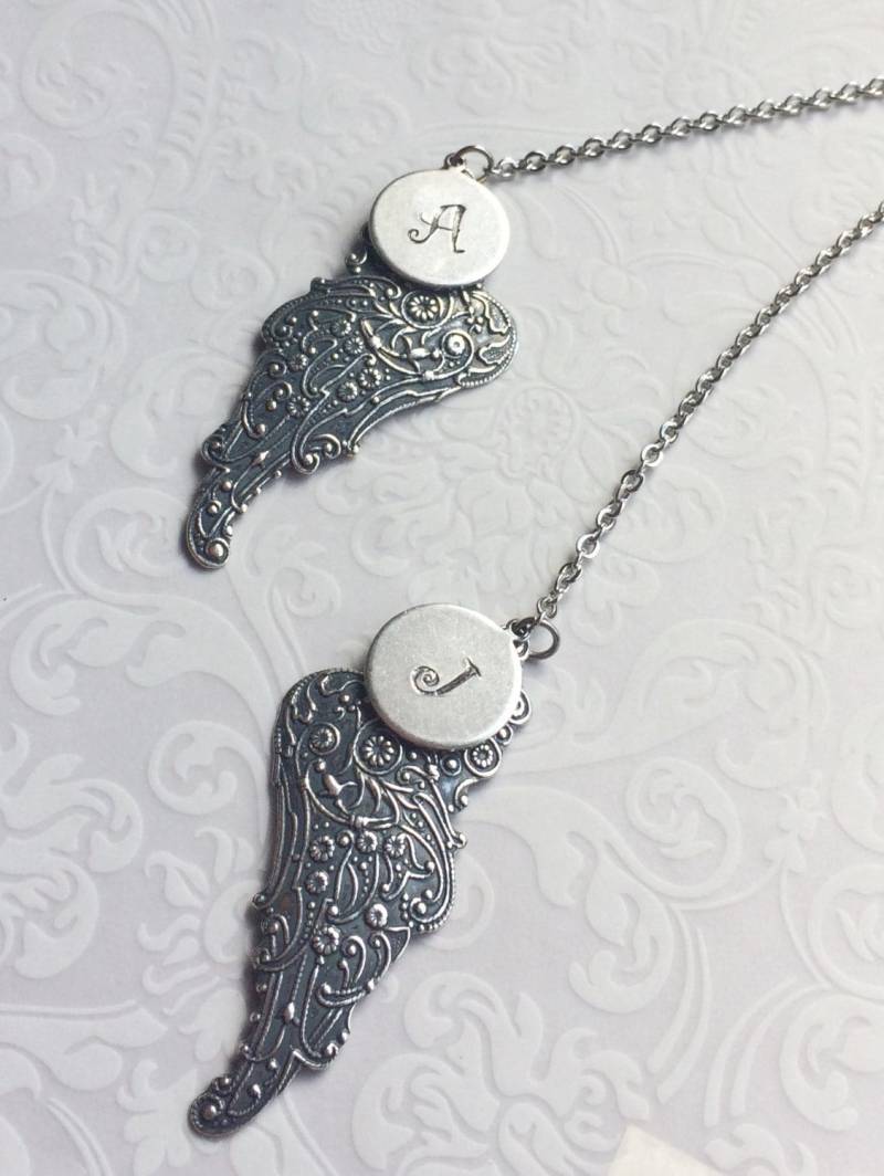 Personalisierte Halskette - Engelsflügel Halskette, Handgestempelte Initiale, Personalisierter Schmuck, Silber Y Lariat von RevelleRoseJewelry