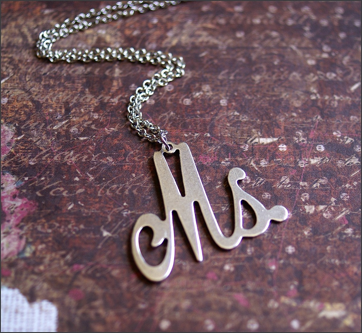 Personalisierte Initial Halskette Large "Ms' Anhänger -Fun, Original, Funky Schmuck "I'm Single' By Revellerosejewelry von RevelleRoseJewelry